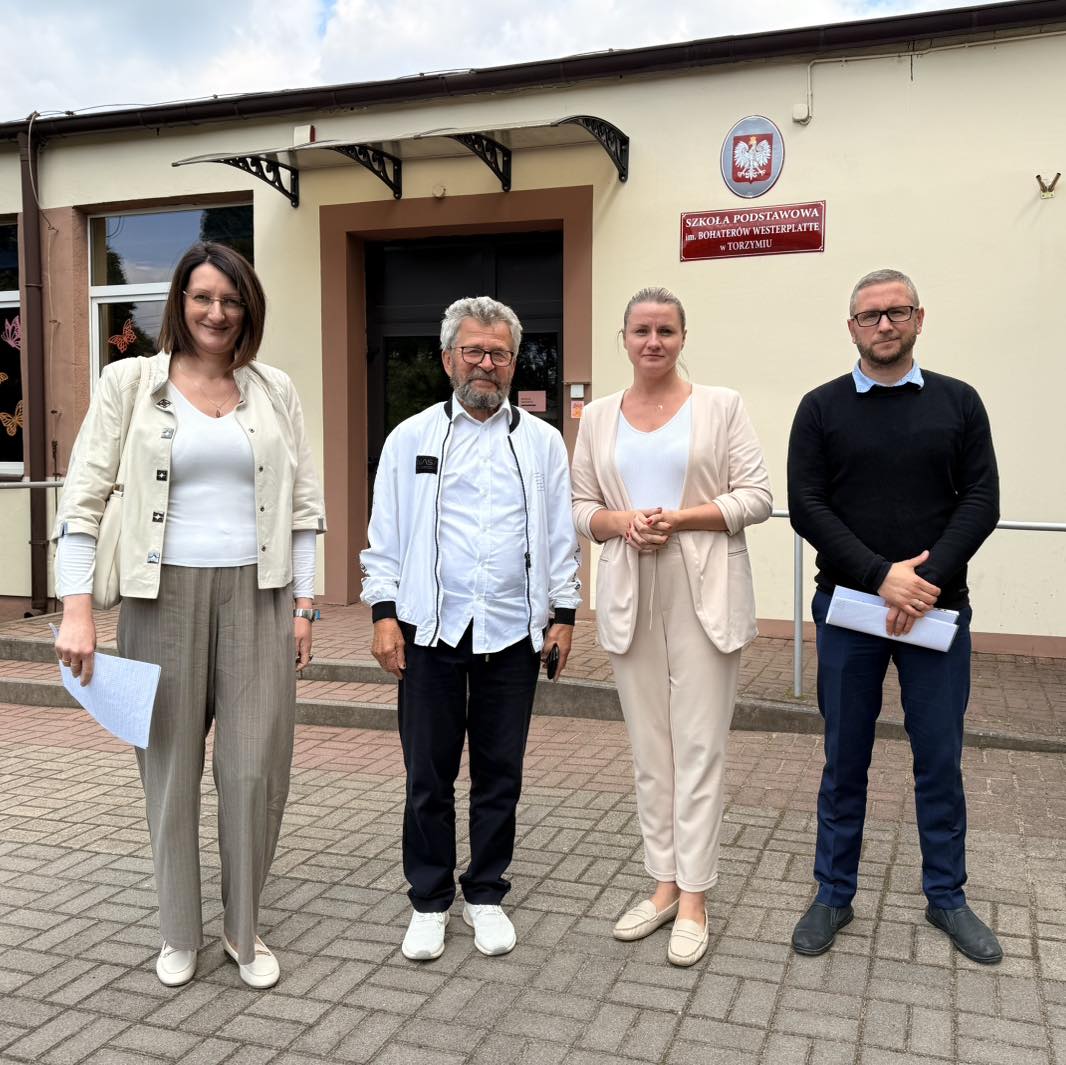 Termomodernizacja SP w&nbsp;Torzymiu - władze Torzymia w&nbsp;towarzystwie wykonawc&oacute;w