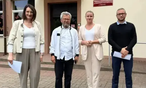 Termomodernizacja SP w Torzymiu - władze Torzymia i dyrekcja SP w towarzystwie wykonawców