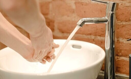 Ilustracja przykłądowa - woda płynąca z kranu