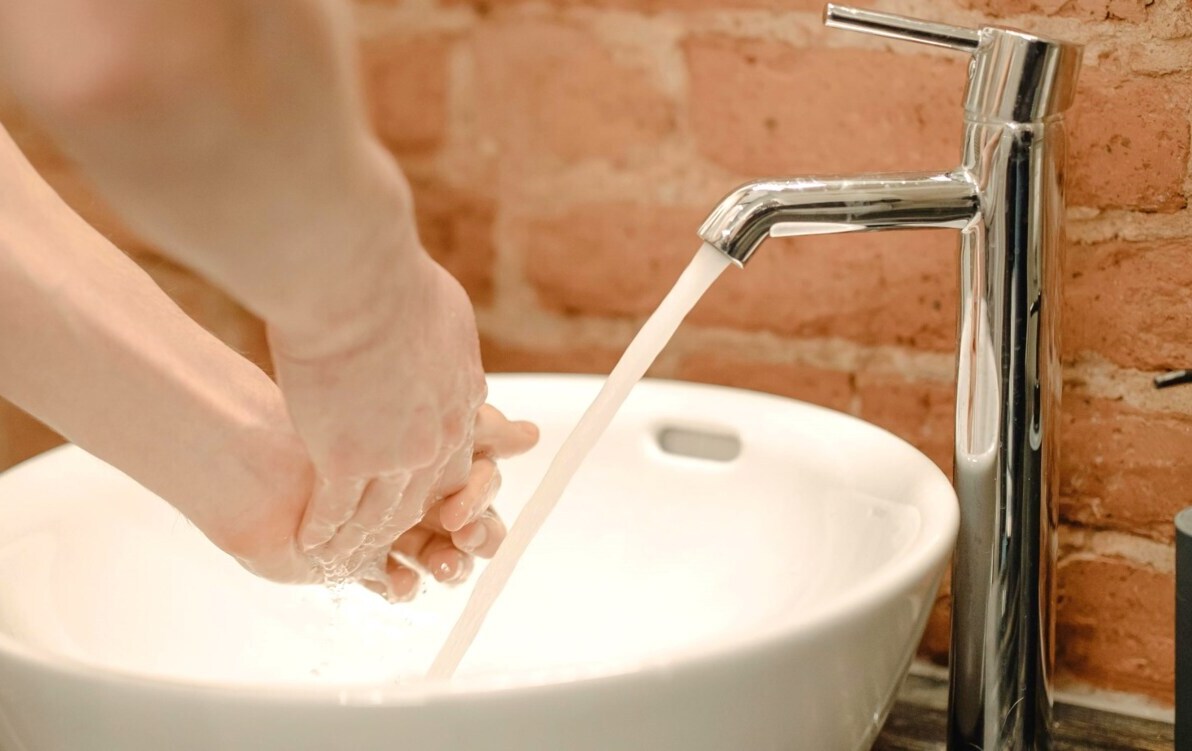 Ilustracja przykłądowa - woda płynąca z kranu